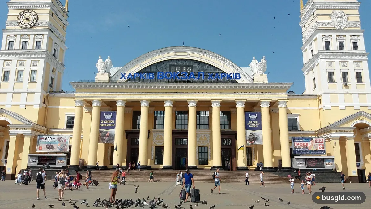 Главный фасад Южного вокзала Харькова с колоннадой, двумя башнями и надписью «Харків вокзал» в солнечный день