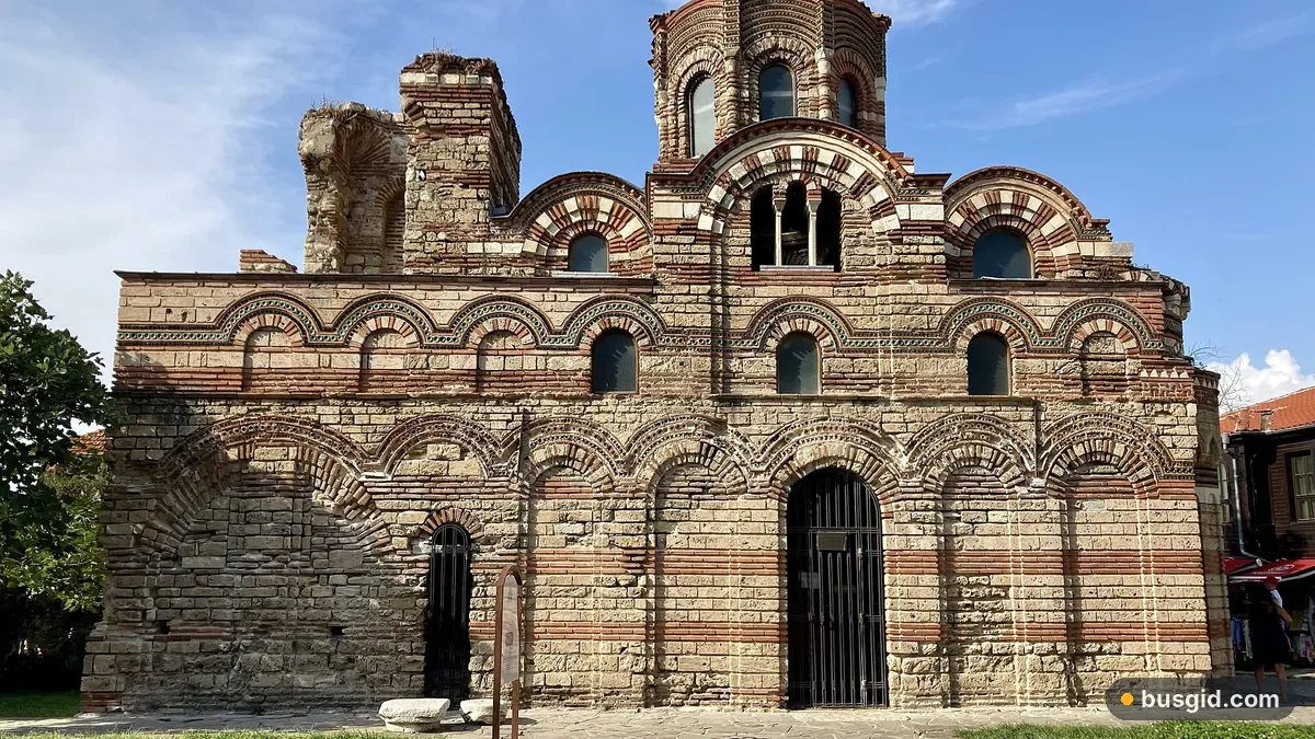 Средневековая церковь Христа Пантократора в Старом Несебре с узорчатой кладкой из красного кирпича и светлого камня