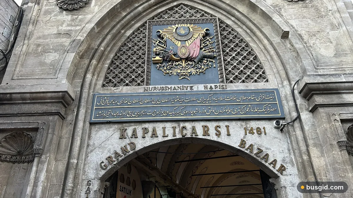 Кам'яні ворота Нуруосманіє Гранд-базару в Стамбулі з гербом і написом Kapalıçarşı над аркою входу